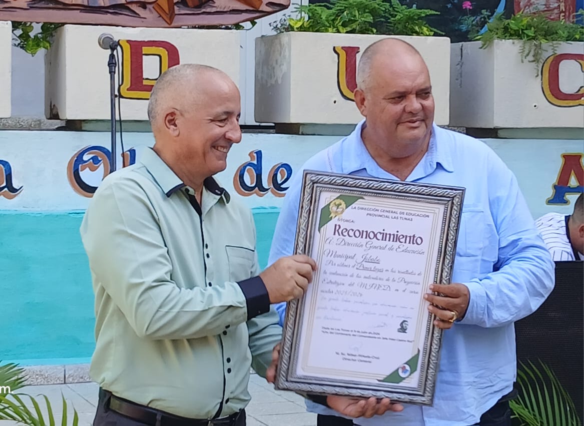 LorenzoOsbel's tweet photo. Se realiza en Jobabo el acto provincial por el fin del curso escolar. 
Muchas gracias y felicidades para todos los que hicieron posible la realización de este curso, a pesar de las dificultades que enfrentamos.  #LasTunas #PorLasTunasLaVictoria #SíSePuede https://t.co/Gh2WLFBWWP