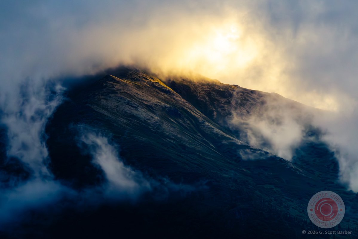 gscottbarber's tweet photo. A foggy autumn sunset in Eagle River, AK over the Chugash Mountains. https://t.co/iwh9rN1zUL