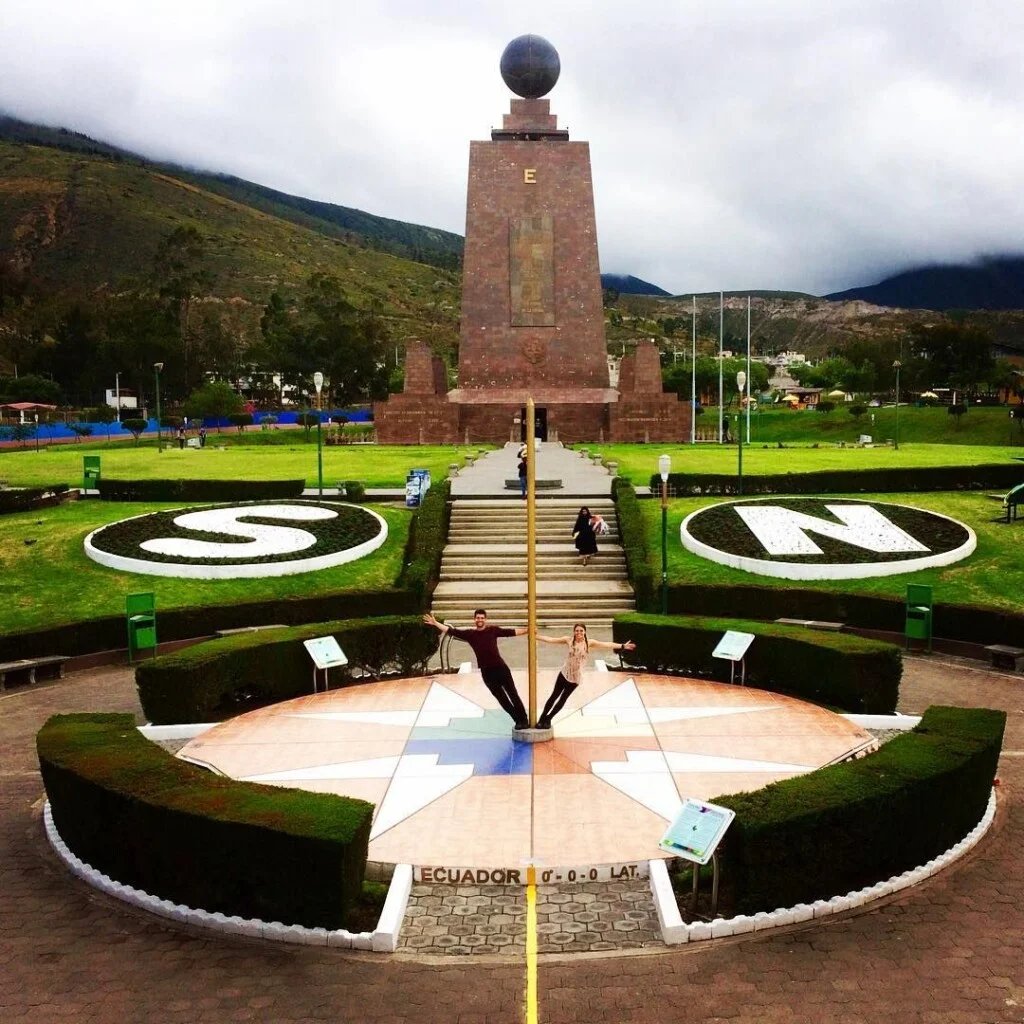 YOSOYELCAMINOL1's tweet photo. @EverythingTunde Esta es la mejor frontera, latitud 0° 0' 0" divide hemisferio norte con hemisferio sur, ubicada en Quito - Ecuador. https://t.co/7CExf7z7Tt