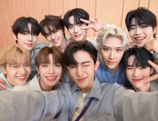 riraeist's tweet photo. thinking about their anniversary tradition of recreating their old photos https://t.co/34hpM5o0w7