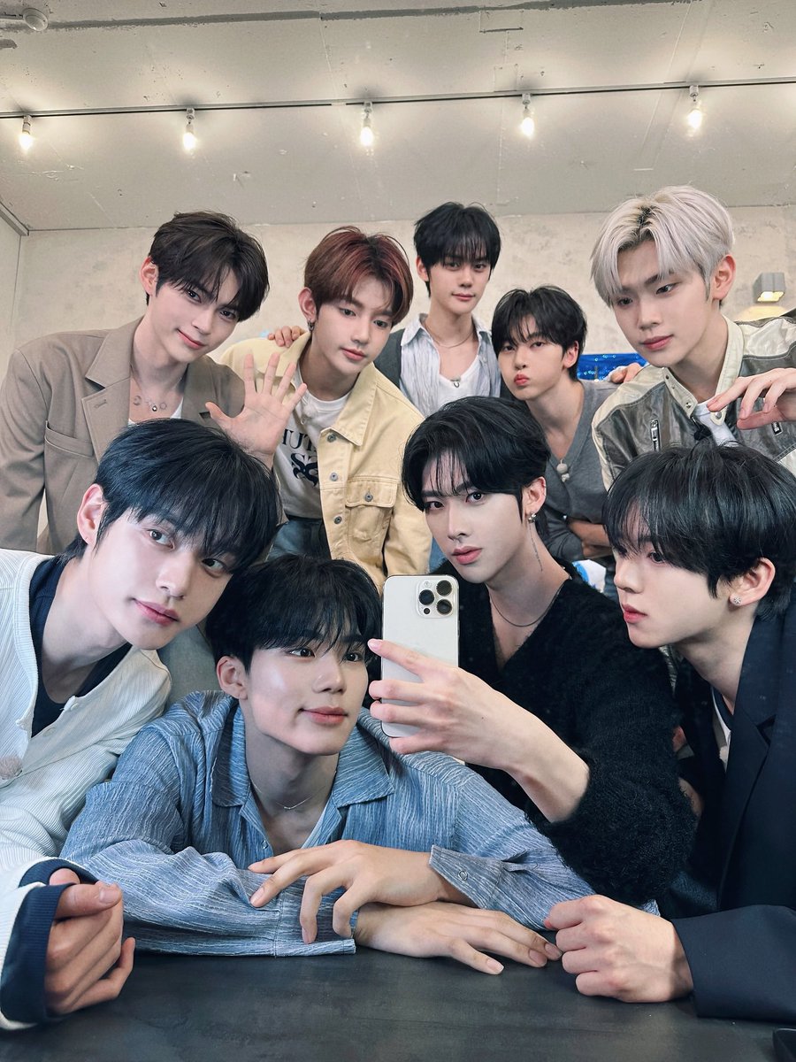 riraeist's tweet photo. thinking about their anniversary tradition of recreating their old photos https://t.co/34hpM5o0w7