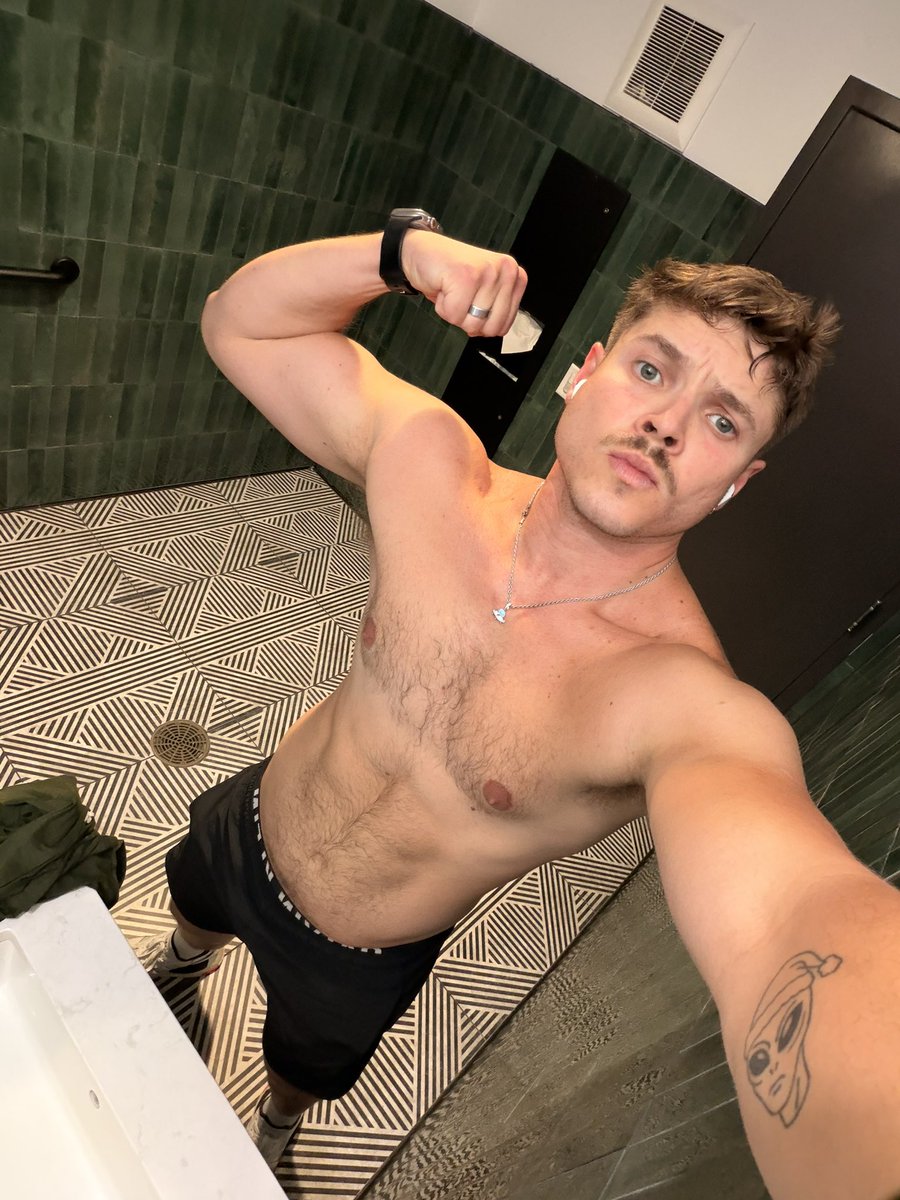 br3nno94's tweet photo. Had a lil photo shoot after cardio just now https://t.co/mJ6OTTh5MV
