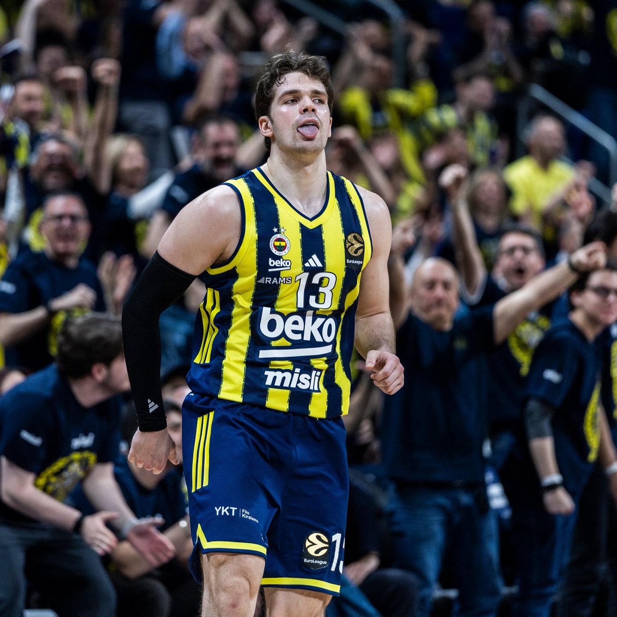 FenerLe34's tweet photo. @FBBasketbol 💛💙 https://t.co/M7Fl5bj89M