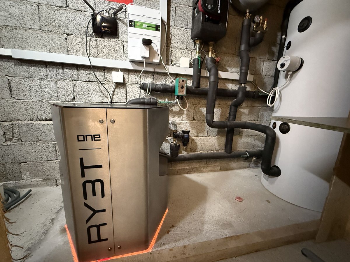 DocumentingBTC's tweet photo. This new open-source software lets your bitcoin mining machines automatically use the extra energy from your solar panels. It adjusts in seconds, from about 1–3 kW per miner, so excess electricity can be converted into bitcoin instead of sold back to the grid cheaply. https://t.co/JORRCrhd3g