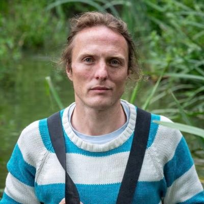 TheDreamyCity's tweet photo. Reports claim U.K. barrister Paul Powlesland could face up to two years in prison for cleaning a polluted river without permission.🇬🇧🇬🇧

If true, do you think this is justified?

A) Yes 🟢
B) No  🔴 https://t.co/aCcNwdYPkf