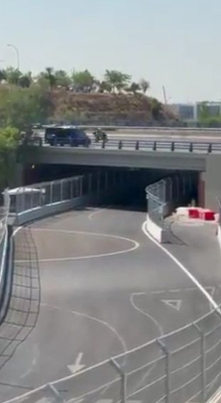 HAcquani's tweet photo. Quien es el que ha dado ok al Madring? Tras el tunel dos pavimentos, pasar x una media rotonda. Todo muro. Si pasa algo, se para alguien, o SC o bandera roja.
Que pena, todo x intereses. https://t.co/aYk8elexUb