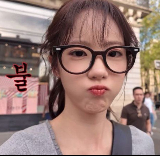 Chiyo_silly's tweet photo. Bonlu look so pretty with glasses😓 https://t.co/FZYvNG820C