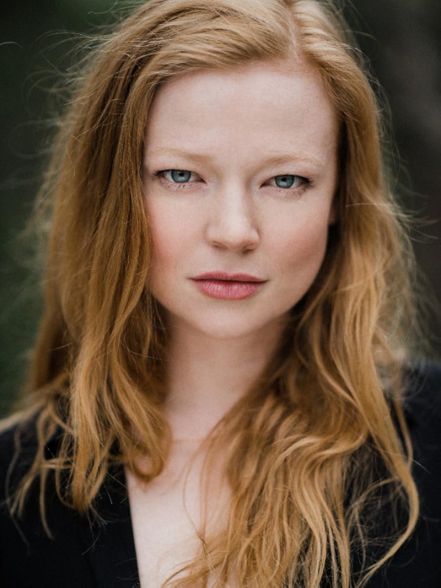 SmurfSmurph's tweet photo. Am I crazy or does she kind of look like Sarah Snook now? https://t.co/XYECtMI2iL
