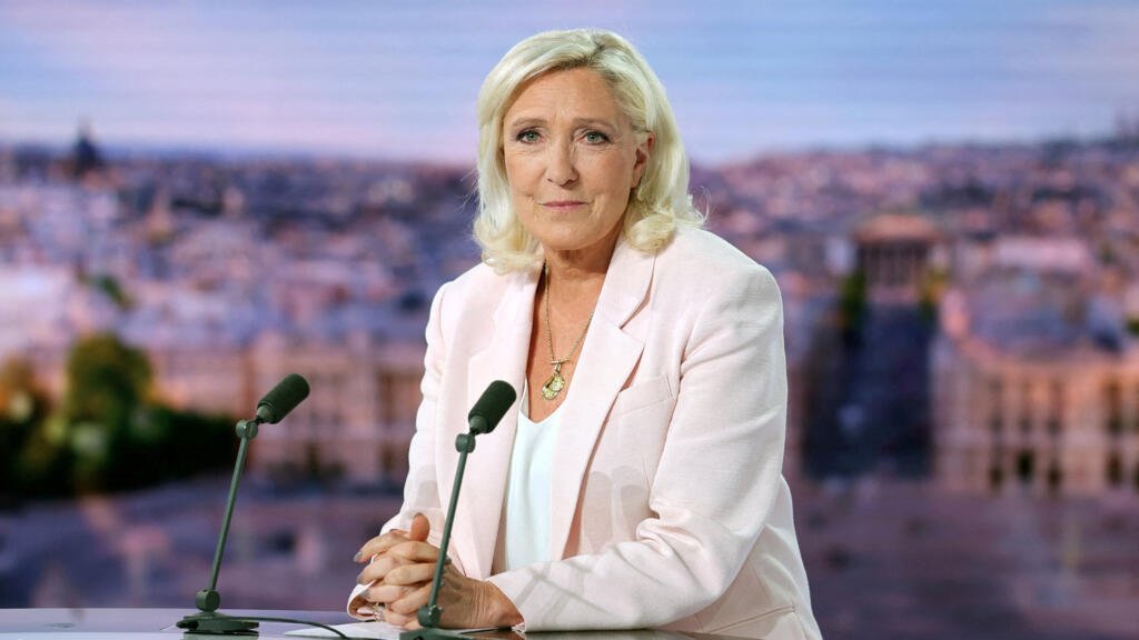 AlertesInfos's tweet photo. 🇫🇷 FLASH | Marine Le Pen NE PORTERA PAS de bracelet électronique avant l’élection présidentielle de 2027.

❌ Même en cas de rejet du pourvoi de Marine Le Pen par la Cour de cassation avant la présidentielle, les plus hautes autorités judiciaires françaises jugent le délai trop court pour permettre la mise en place effective d’un bracelet électronique durant la campagne.

(Radio France)