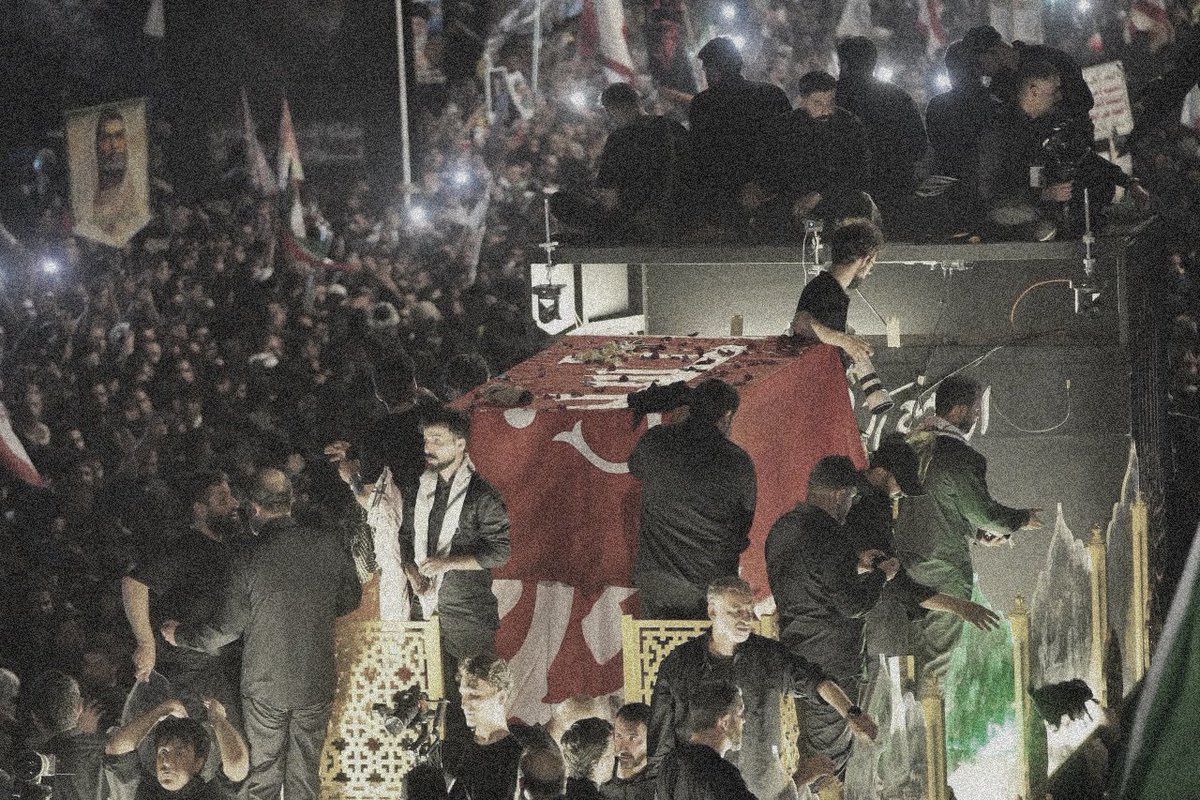 bmojjy1's tweet photo. فجر الأربعاء وصلت الى كربلاء. وكحال آلاف القلوب التي سبقت أجسادها كنا نسابق الوقت لنكون في وداع السيد. كنت أظن أنني رسمت في مخيلتي أقصى ما يمكن أن تكون عليه جنازة مرجع وولي وقائد شهيد أحبه الناس لكن ما شهدته بالأمس كان أكبر من الخيال وأوسع من قدرة الكلمات على الاحتواء.

كل مشهد رأيته كان حكاية مستقلة وكل وجه كان يحمل رواية من الحزن. بعد صلاة الظهر بدأنا نقترب من الحرمين ومع كل ساعة كانت الجموع تتقدم خطوة وكأنها تمشي بقلب واحد. هنا قوم افترشوا الأرض انتظاراً وهناك آخرون اعتلوا أسطح العمارات ليحظوا بنظرة الوداع الأخيرة. أناس يوزعون الثواب وآخرون يذرفون الدموع ويرددون الأهزوجات وغيرهم يحجزون أقرب مكان الى الطريق لا لشيء إلا ليقولوا للسيد وداعاً… ولو بإشارة. حتى بلغنا مشارف طريق النجف وهناك بدأت حكاية أخرى وهي حكاية التأخر. لكنه لم يكن تأخر جنازة بل امتداداً للوداع. ساعات الانتظار لم تورث الناس ضجراً بل زادت في قلوبهم خزين الدموع وأججت لوعة الاشتياق. والعجيب أن العراقي وهو الذي لا يصادق الانتظار أحبه في ذلك اليوم. أحبه لأنه كان انتظاراً أخيراً لمن يستحق أن يُنتظر العمر كله.

ثم وصلت الجنازة… ووصلت معها كل الدموع التي كانت مؤجلة وكل الانكسارات التي عجزت الصدور عن حملها. دموع الناس عليك يا سيد لم تقنعني أنها كانت لك وحدك. بدا لي أن هذا البكاء كان مؤجلاً منذ سنوات وأن كل واحد منهم جاء يحمل في قلبه ميتاً لم يكتمل وداعه. حتى ظننت أن موتى النجف كانوا يسيرون خلف جنازتك وأن الناس وهم يبكونك كانوا يلتقون بهم واحداً واحداً. لذلك كان البكاء أكبر من جنازة وأثقل من فقد رجل كان وداعاً متأخراً لكل الذين رحلوا فاختاروا أن يعودوا معك للمرة الأخيرة. فعلنا كل ما ظنناه يليق بك يا سيد… وما فعلناه ليس إلا قليلاً أمام مقامك في قلوب محبيك. 

العراقيون لا يكتشفون حقيقتهم إلا في الجنازات وعلى طريق الحسين. هناك تسقط الأقنعة وتتكلم الدموع بلغة لا يعرفها إلا هذا الشعب. وهذه المرة اجتمع الأمران معاً كانت جنازتك هي الجنازة وكان طريق الحسين هو الطريق. سلاماً عليك يا سيد…يوم حملتك الأكف ويوم بكتك المدن ويوم وقفت كربلاء لتودع كربلاء أخرى..
