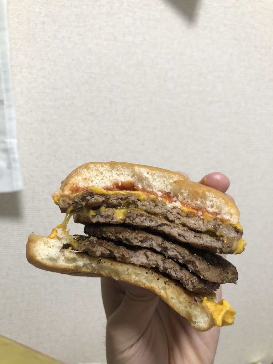 kuronocross's tweet photo. 自宅に着いてバーガー、ポテト、ナゲット完食。
その後、カロリー・塩分・糖分過多で寝落ち。起きたら胃もたれしてたので、胃薬飲んで、これから2度寝です。おやすみ https://t.co/M75RKOafkx