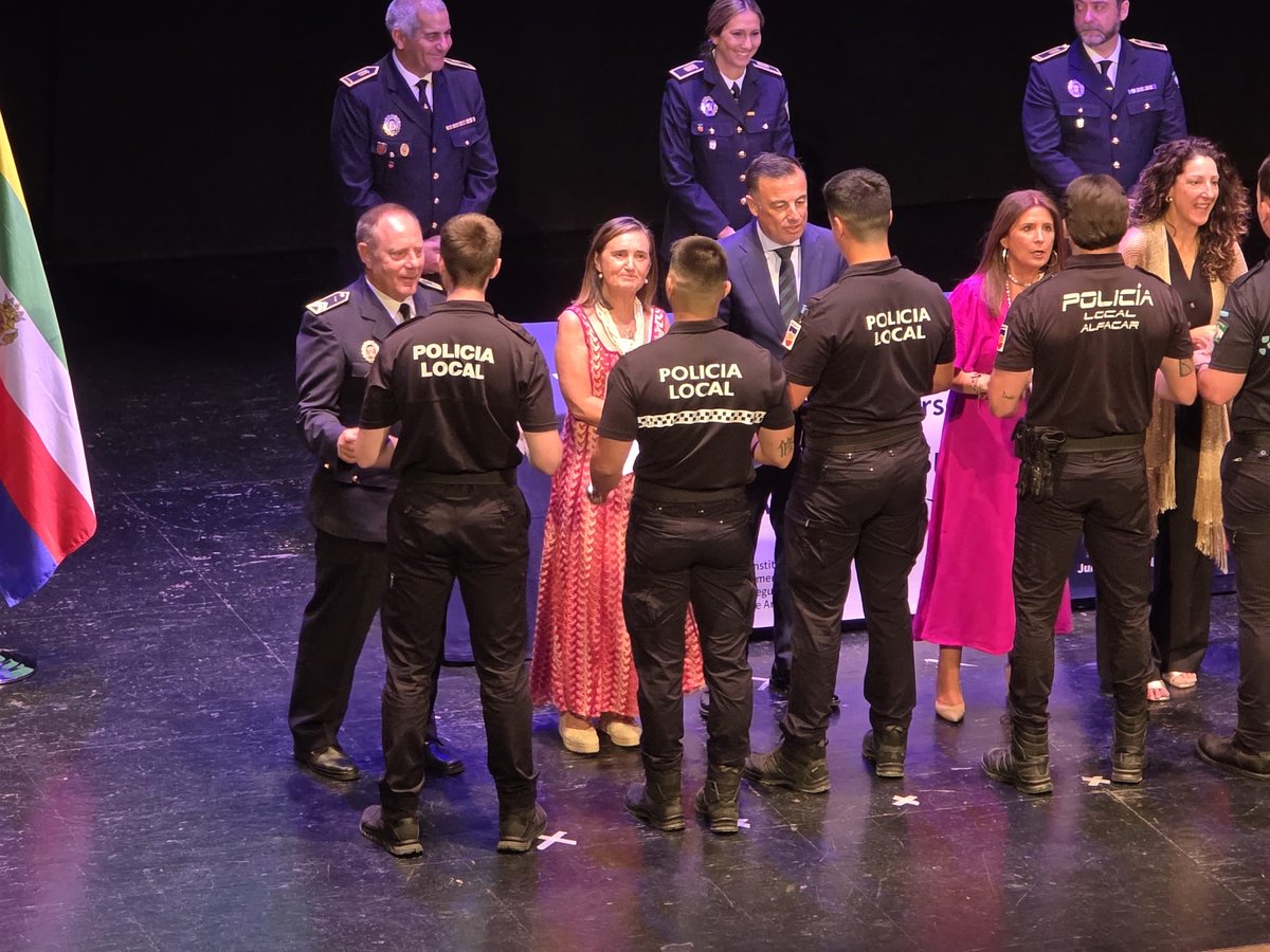 AJDEPLA_policia's tweet photo. Nuestro presidente @juanferrermedin asiste a la clausura del curso de ingreso de la LVI Promoción de Policías Locales de Andalucía, en Linares. Enhorabuena a la alcaldesa de @aytolinares ,a la directora del ESPLI y al intendente jefe de la PPLL de Linares por este importante acto https://t.co/XwdBy9zOS6