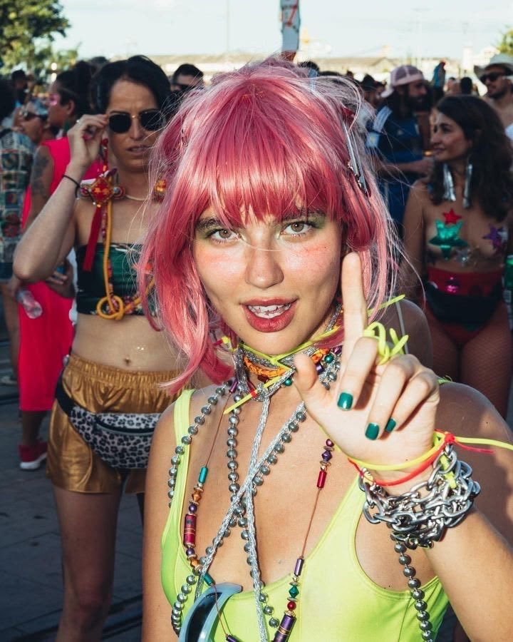 nexttobianca's tweet photo. tópico a alanis de peruca rosa nesse carnaval https://t.co/FFpgZnD1xr