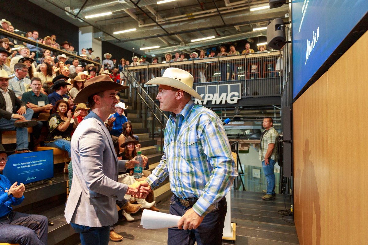 EvanLSolomon's tweet photo. Building Canada’s AI future together!

Great to be at Platform Calgary as the Government of Alberta renewed its support for Amii, complementing our government’s investments to strengthen Canada’s national AI institutes.

We're investing in the researchers, entrepreneurs and institutions that will help ensure AI is developed, commercialized and scaled right here in Canada.

🇨🇦 
Nous bâtissons ensemble l'avenir de l'IA au Canada!

Ravi d'être à Platform Calgary alors que le gouvernement de l'Alberta renouvelle son soutien à Amii, en complément des investissements de notre gouvernement, qui visent à renforcer les instituts nationaux d'IA du Canada.

Nous investissons dans les chercheurs, les entrepreneurs et les institutions qui contribueront à faire en sorte que l'IA soit développée, commercialisée et déployée à grande échelle ici même, au Canada.