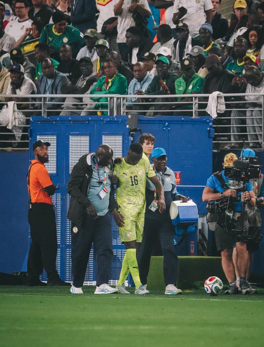 Sorreumalick's tweet photo. Édouard Mendy sur son compte Instagram : « Le sénégal mérite une équipe et une fédération capable de transformer les échecs en leçons et les leçons en victoire 
C'est à nous d'être digne » 
🇸🇳🤝 https://t.co/o74RNsVVP1