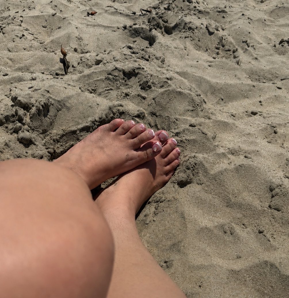 Cupcakesol3s's tweet photo. Just a little beach day🤗 🏝️ #feet #beach #sand #dmformore https://t.co/6OUadR7fQ3 https://t.co/EdFzVoPh4C