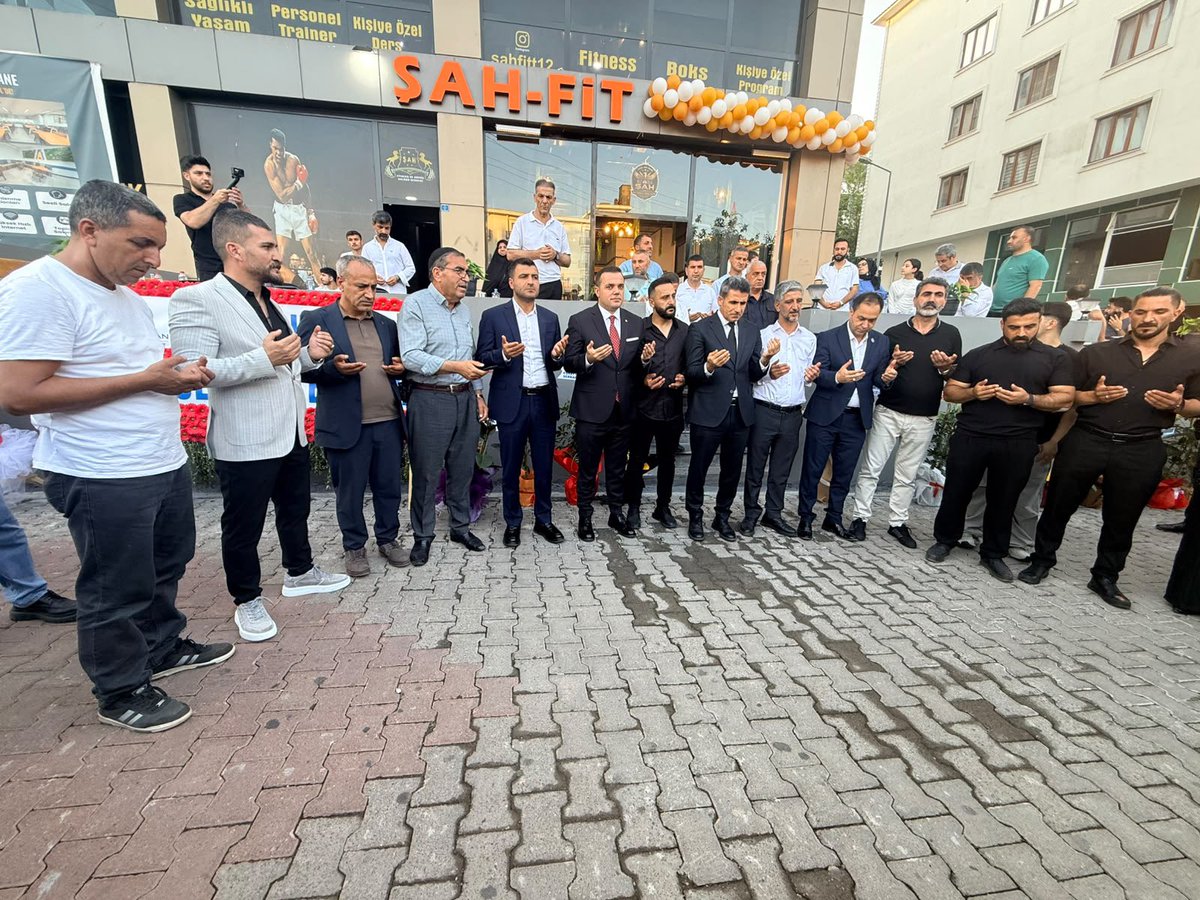 _akpartigenc's tweet photo. 📍 Bingöl Merkez

İlçe Başkanımız Sayın Mehmet Sait Kolak, Bingöl Belediye Başkanımız Sayın Erdal Arıkan, Bingöl TSO Başkanı Sayın Kadir Çintay, Bingöl ESOB Başkanı Sayın Mesut Kurtaran ve Bingöl Esnaf ve Sanatkârlar Odası Başkanı Sayın Zülküf Alpay ile birlikte; iş insanları Sayın Ömer Bircan, Sayın Şahin Tüncer ve Sayın Ayetullah Hansu tarafından hizmete sunulan işletmenin açılış programına katıldık.

İşletmenin hayırlı olmasını temenni ediyor, kıymetli iş insanlarımıza bereketli ve bol kazançlar diliyoruz.