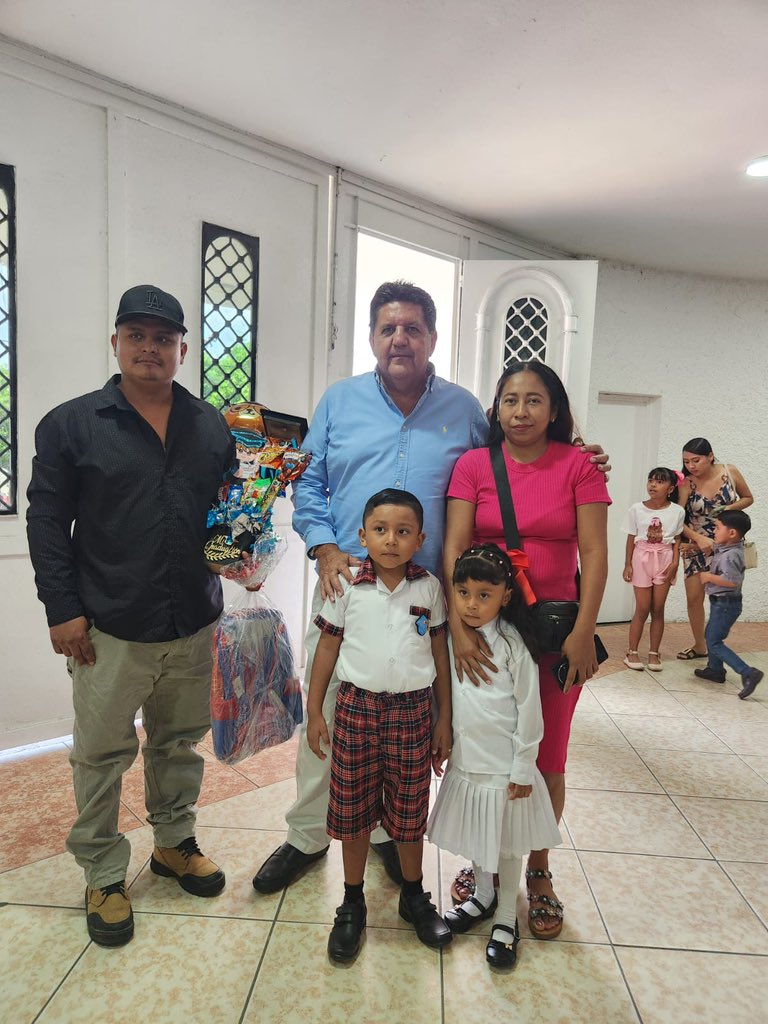 AleBravoAb's tweet photo. Vinimos a Petatlán, a la clausura del jardín de niños “La Malinche”, en donde me distinguieron como padrino de esta generación que va con todo por la primaria. https://t.co/GHsTjlfCLK