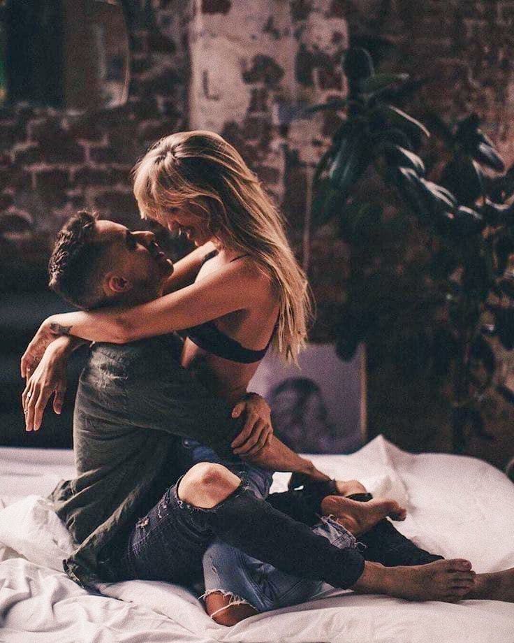 Giovanny_Rebeld's tweet photo. Vivo para enamorar tu corazón,
hacer realidad mi fantasía,
besarte al despertar
provocar tu sonrisa en el día,
que llegue la noche,
y hacerte mía, 
que sientas mis caricias
con amor, pasión y rebeldía... https://t.co/7p9sYO9xOd