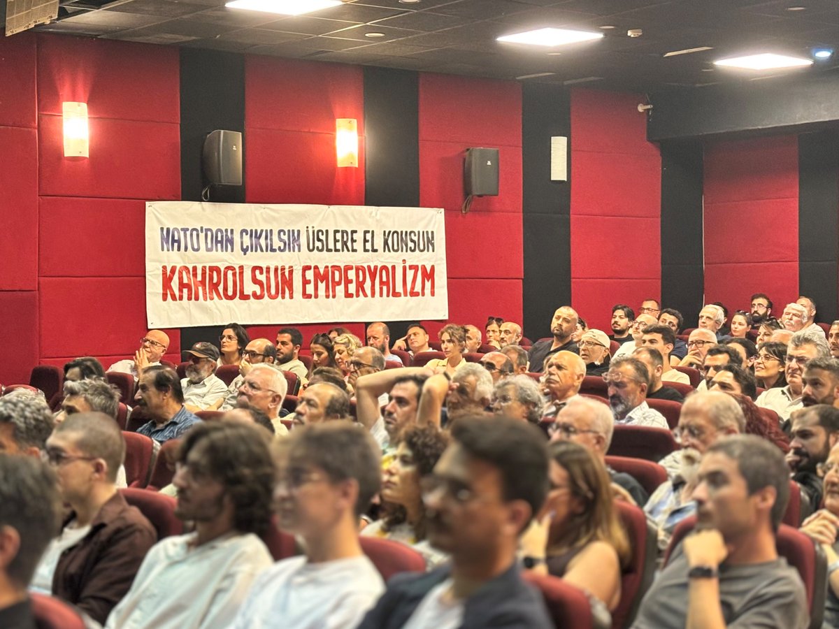 tkpninsesi's tweet photo. İzmir Nâzım Hikmet Kültür Merkezi’nde TKP Genel Sekreteri Kemal Okuyan’ın katılımıyla etkinlikte bir araya geldik.

Okuyan, sunumunda NATO’nun Türkiye’ye verdiği zararları, NATO'culuğun tarihini ve tamamlanan zirvenin arka planını anlattı. @IzmirTkp https://t.co/Ipf8Fo6ba2