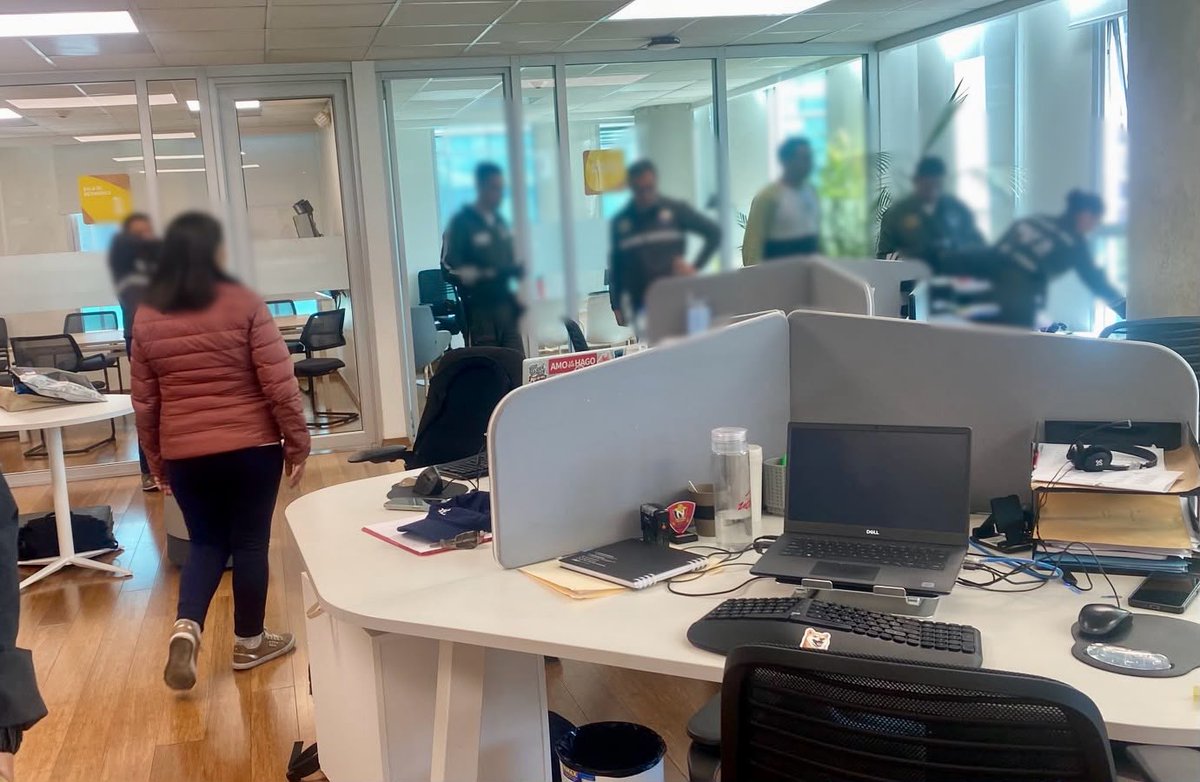 FiscaliaEcuador's tweet photo. #AHORA | #Pichincha: 5 adultos fueron detenidos y 1 adolescente fue aislado durante un operativo ejecutado hoy, en el marco de la investigación que #FiscalíaEc inició por el #Asesinato del gerente financiero de una universidad de #Quito, ocurrido el 11 de junio de 2026. https://t.co/kj6qOjfM2D