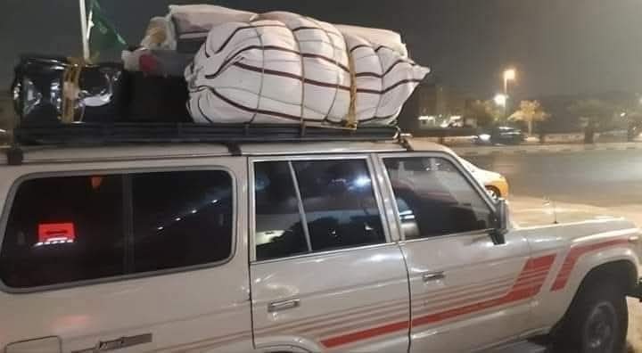 sakhr4549's tweet photo. مغترب يمني خرج من السعودية
فأستقبلوه جماعته في المنفذ..
الرجال مغترب ومن سنوات ما خرج البلاد ورغم ذلك حالته المادية تعبانة بس عليه شنب كبير مرة🤣

المهم استقبلوه في منفذ الوديعه وركبو السيارة باتجاه منطقة العبر ودخلوا المطعم وطلبوا نصف ذبيحة غداء

تغدو وتمارشوا الجماعة كل شوية واحد يغسل ويمر على المحاسب ويقوله :
الحساب على أبو الشنب..
والحقيقة ابو شنب ما معه ريال خرج مفلس من السعودية🤣🤣
المهم الأول طلع
والثاني امترش
والثالث والرابع والخامس وكلهم يقولون عند أبو الشنب..

المهم ابو الشنب سمعهم وأحس بالمأزق الحقيقي
قام ودخل الحمام وطلع موس من كيسه وحلق الشنب...
ومر على المحاسب وقال له :
الحساب على أبو الشنب 

خرج وركب السيارة شافوه أصحابه وشنبه محلوق وضحكوا عليه وين شنبك؟؟ 
قالهم : بعته بنص ذبيحة الله لا سامحكم🤣🤣🤣
