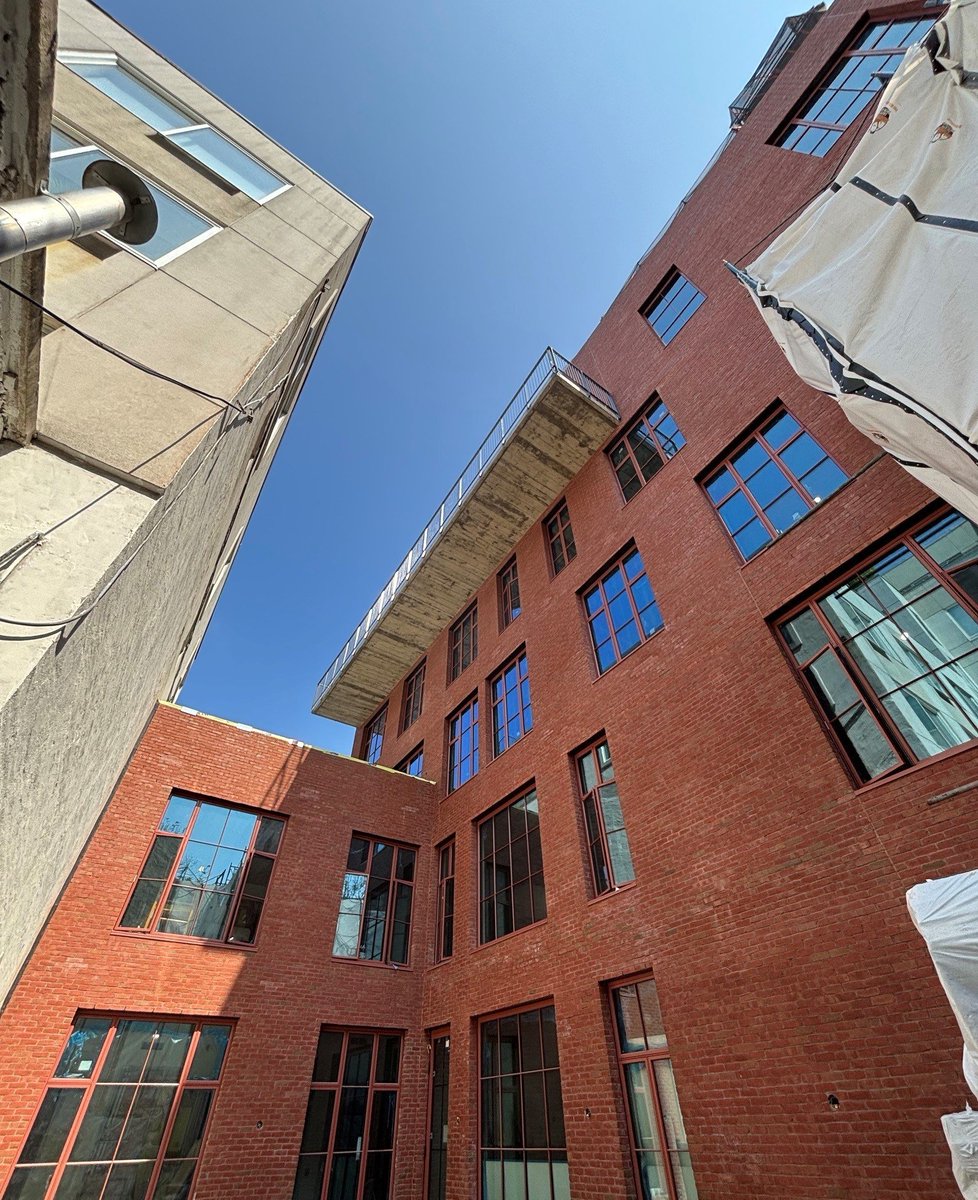 CWCBuilds's tweet photo. 220 East 9th Street is wrapping up its exterior finishes, with the brick façade, custom windows, and terraces coming together across the building. #cauldwellwingate #cwcbuilds #newyorkconstruction #nycconstruction #construction #nycbuildings #newyorkcityconstruction https://t.co/XU90izDomS