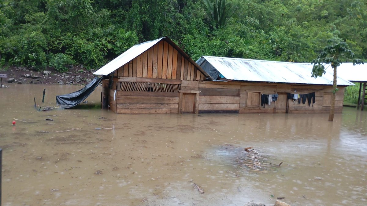 ConredGuatemala's tweet photo. Las lluvias registradas en #AltaVerapaz han generado inundaciones en barrio San Lucas, caserío Chinachabilchoc, aldeas Sesincheu y San Martín Sebach, todas del municipio de Chahal. El Sistema CONRED realizará la Evaluación de Daños y Análisis de Necesidades. https://t.co/TH4Cpiswmh