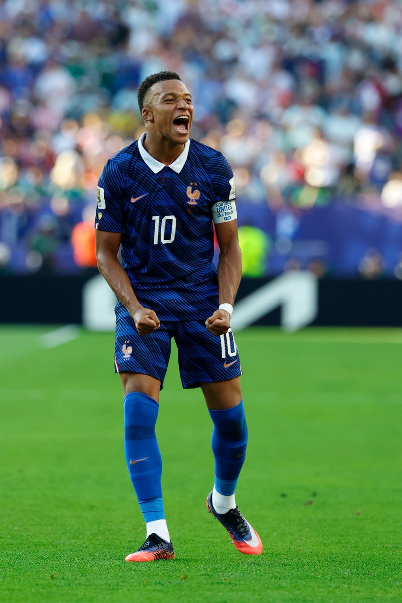 ActuFoot_'s tweet photo. 🚨🚨 KYLIAN MBAPPÉ 🇫🇷 EST LE DEUXIÈME JOUEUR DE L'HISTOIRE À ATTEINDRE LES 20 BUTS EN COUPE DU MONDE !!!! 😱🌍

ET IL N'A QUE 27 ANS !!! 🤯

LIONEL MESSI 🇦🇷 EST LE SEUL JOUEUR À AVOIR MARQUÉ PLUS DE BUTS QUE LUI EN COUPE DU MONDE. 🐐 (il va le dépasser 😈) https://t.co/IEwR1sdLMl