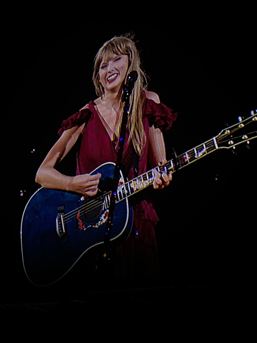 happinessforts's tweet photo. last kiss live on the koi fish guitar is ALWAYS on my mind https://t.co/asRh05ue2a