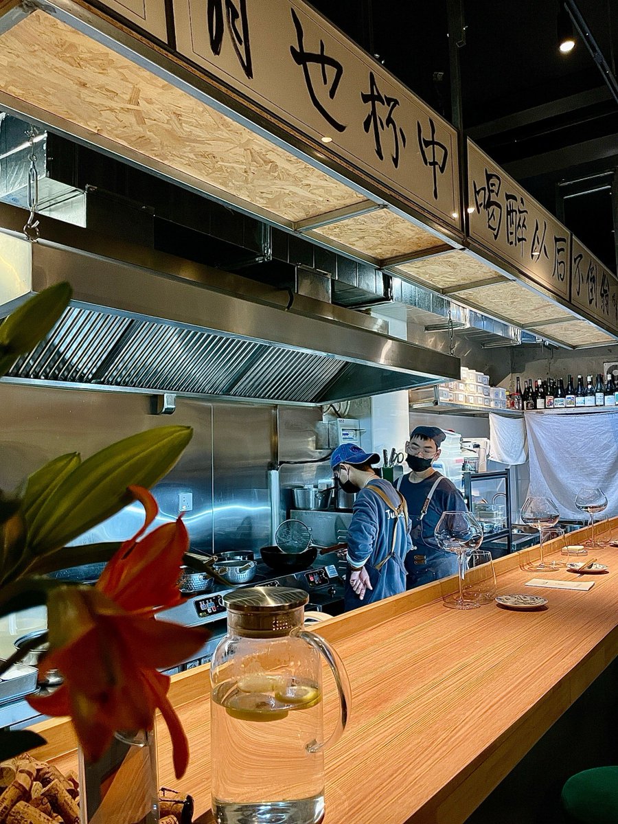 albert12341's tweet photo. Late night cravings hit This tiny hole-in-the-wall serves steaming pork gyoza with crispy edges and hot barley tea till 2am—chewy, savory, exactly what you need to chase away the quiet restlessness. https://t.co/UT2YSyujP1