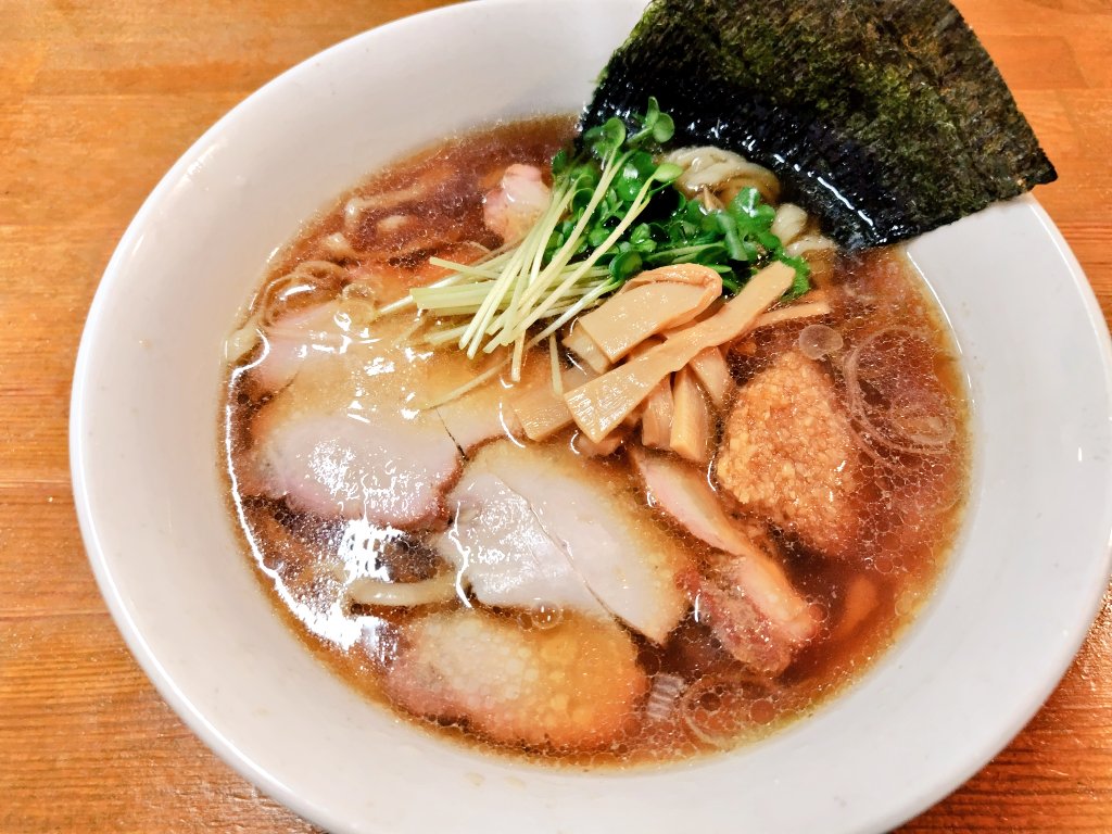syumai55319706's tweet photo. 郡山市の #白河ラーメンやまだ さんで国産地鶏中華そば⇒にんにくラーメン変更とカレーを頂きました🍜

コシのある手打縮れ麺に🧄がガツンと効いた鶏のふくよかな旨味とコクのある醤油のスープ、旨味の凝縮したチャーシュー🤤

刻みチャーシュー入りのスパイシーな出汁🍛

ご馳走様でした🙇
#ラーメン https://t.co/AmtZrGtPlb