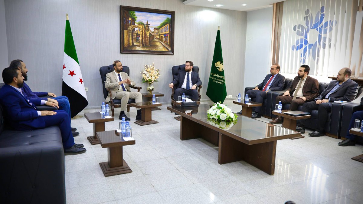 SyMOAD's tweet photo. وزير التنمية الإدارية يبحث مع محافظ دير الزور سبل تعزيز التكامل الإداري ومسارات رفد المحافظة بالكفاءات الوطنية

#الجمهورية_العربية_السورية 
#وزارة_التنمية_الإدارية 
#التحول_المؤسسي_الشامل https://t.co/Eg98XNvZ7e
