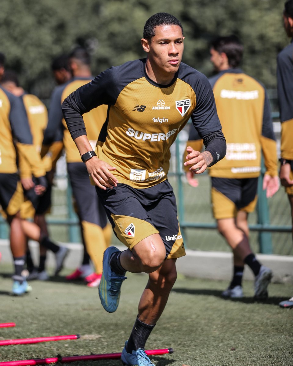 SaoPauloFC's tweet photo. Mais uma sessão de treino concluída para o elenco tricolor!

#VamosSãoPaulo 🇾🇪

📸 Erico Leonan / São Paulo FC https://t.co/dIgepxe3A5