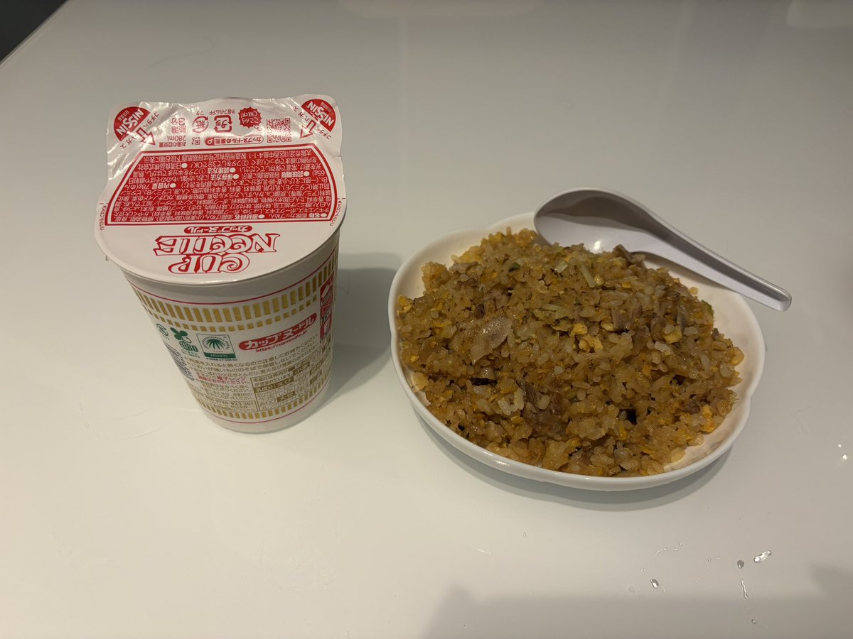 monaveam's tweet photo. 今日の晩御飯はチャーハンとにゃんこラーメン(我が家での呼び方)！
ちょっとチャーハン多いか…？ https://t.co/eUvz2zSPdY