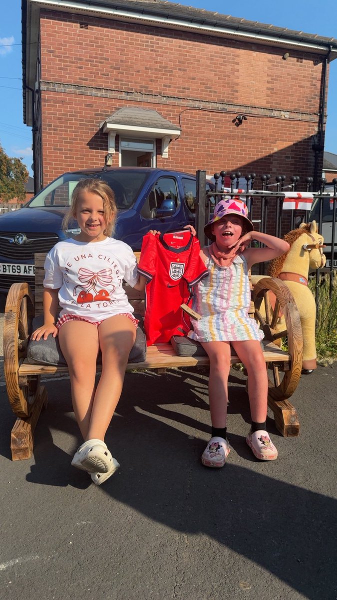 FTwishes23's tweet photo. Today we was able to fetch Gracie-mae a brand New England away top in time for Saturdays match 🩷💙 thank you @TheWedsVoice  for contributing to the shirt we appreciate you’re support 🔵⚪️🦉 #frankieandteddyswishes #swfc https://t.co/ElmbWwD1ON