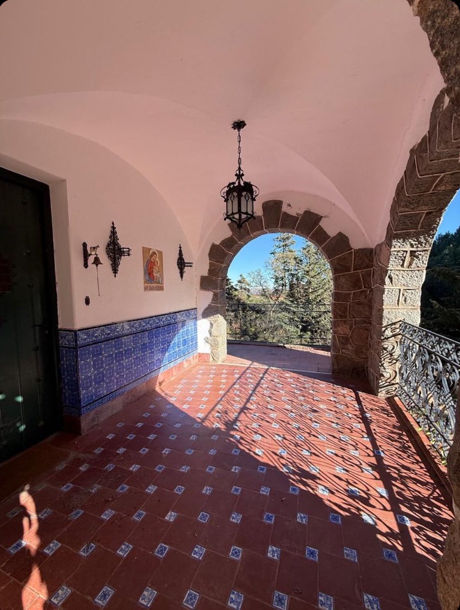 frangss_'s tweet photo. Acabo de encontrar esta casa publicada en Córdoba y no se puede creer lo hermosa que es 😍

Pensé que no existían casas así en Argentina, esta tremenda https://t.co/6ib10BsZ9p