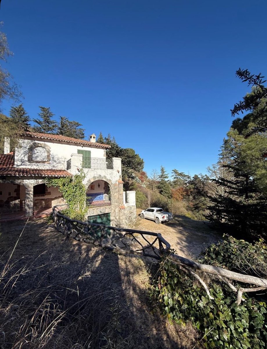 frangss_'s tweet photo. Acabo de encontrar esta casa publicada en Córdoba y no se puede creer lo hermosa que es 😍

Pensé que no existían casas así en Argentina, esta tremenda https://t.co/6ib10BsZ9p