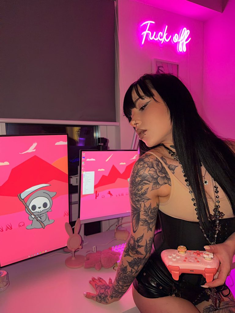 VesperNoir1's tweet photo. Cute setup.Deadly gameplay๐โ ๏ธ
Think you could beat me? ๐ฎ๐
#GamerGirl #Gaming #AltGirl #SetupGoals https://t.co/sQbJL2cjTM