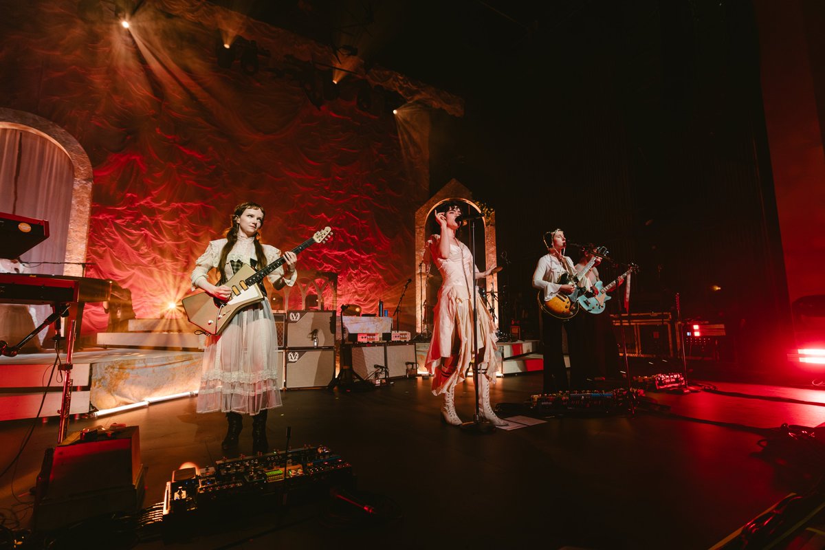 masonicdet's tweet photo. Nothing matters except this night ✨

@LastDinnerParty

📸: Jon Bryant https://t.co/QXbknbH7zo