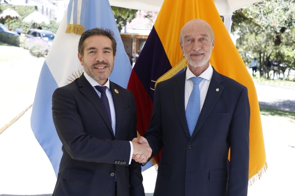CancilleriaEc's tweet photo. La @CancilleriaEc participó en la conmemoración del 210.º Aniversario de la Independencia de Argentina, reafirmando los históricos lazos de amistad y cooperación que unen a ambos países.

En representación del canciller @robertokuryec, el viceministro de Movilidad Humana, Saúl Pacurucu, participó en el acto protocolario, donde se destacaron los avances en diálogo político, conectividad y comercio, pilares de una relación bilateral dinámica y estratégica.

Ecuador ratifica su compromiso de seguir fortaleciendo la cooperación con Argentina en favor del desarrollo y la integración regional.