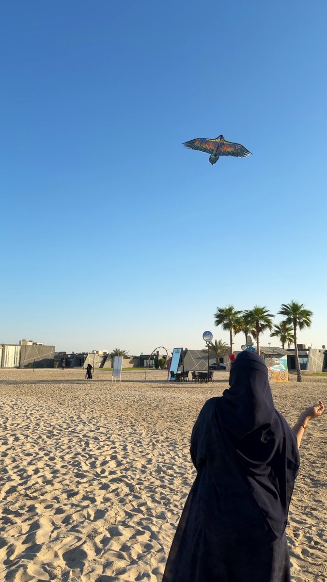9tahani's tweet photo. لحظات بسيطة… لكنها أعادت لي أجمل الذكريات. 🪁🏖️ https://t.co/ijMmXjbPhL