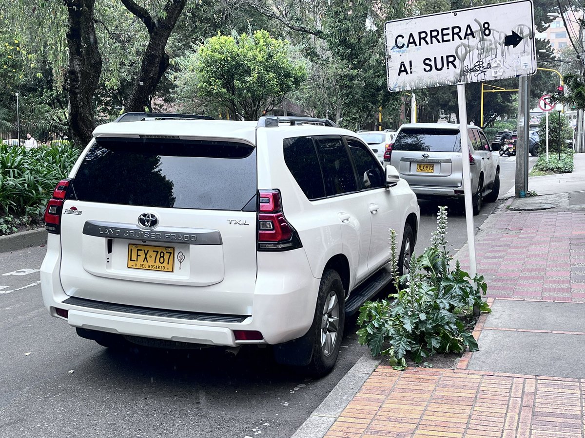 VLADDO's tweet photo. Camionetas parqueadas en plena Avenida 82, y nadie hace nada. — ¿Qué dirá @SectorMovilidad? @JD_Quinteror https://t.co/iudg1Y5ZPP