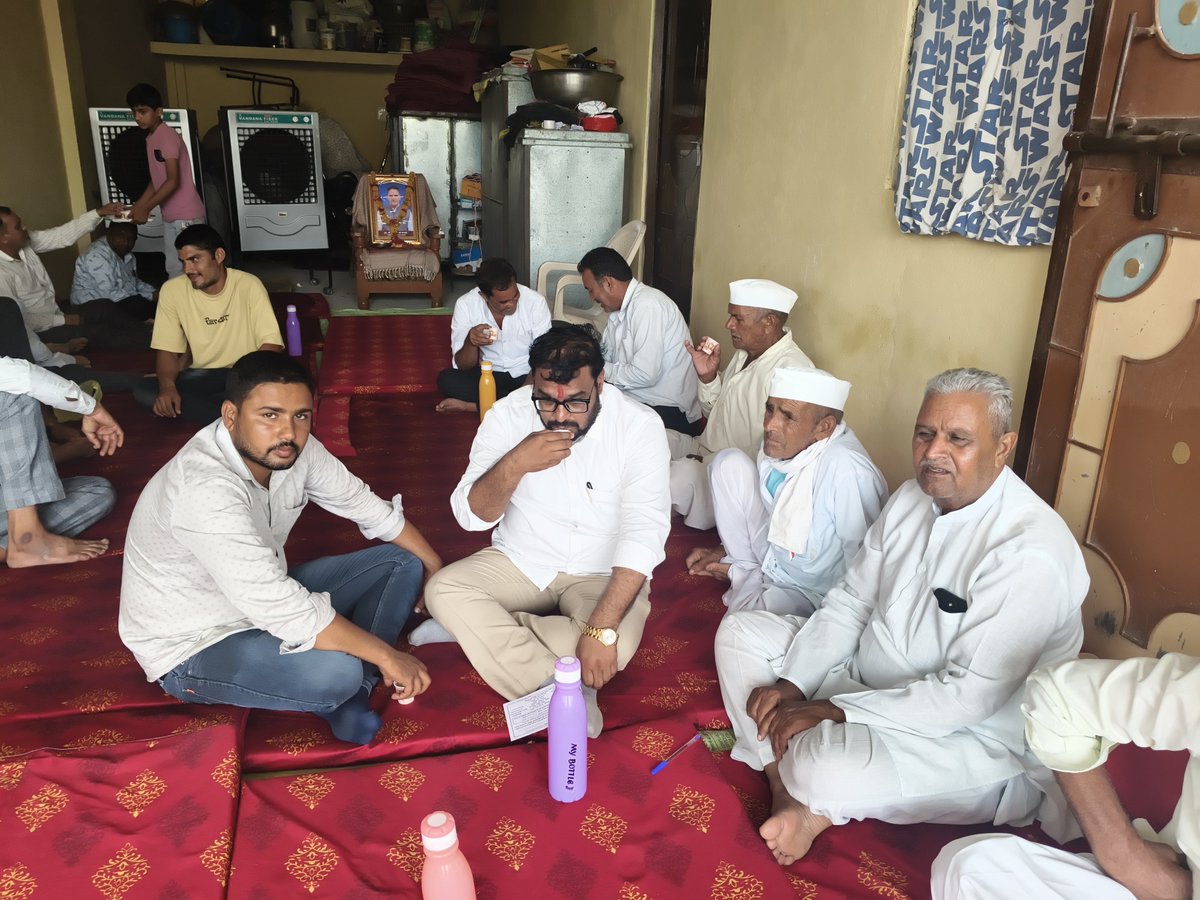 Rakeshsindhal4's tweet photo. आज सोनकच्छ विधानसभा के ग्रा. बरखेड़ा में भाजपा के वरिष्ठ नेता, जनपद सदस्य आदरणीय चिंतामन जी चौधरी के छोटे भाई स्वर्गीय श्री बाबूलाल जी चौधरी के दुखद निधन उपरांत उनके निवास पर पहुँचकर परिजनों को सांत्वना दी एवं श्रद्धासुमन अर्पित कर शोक संवेदना व्यक्त की।।

|| ॐ शांति || https://t.co/EjL4TiJFC6