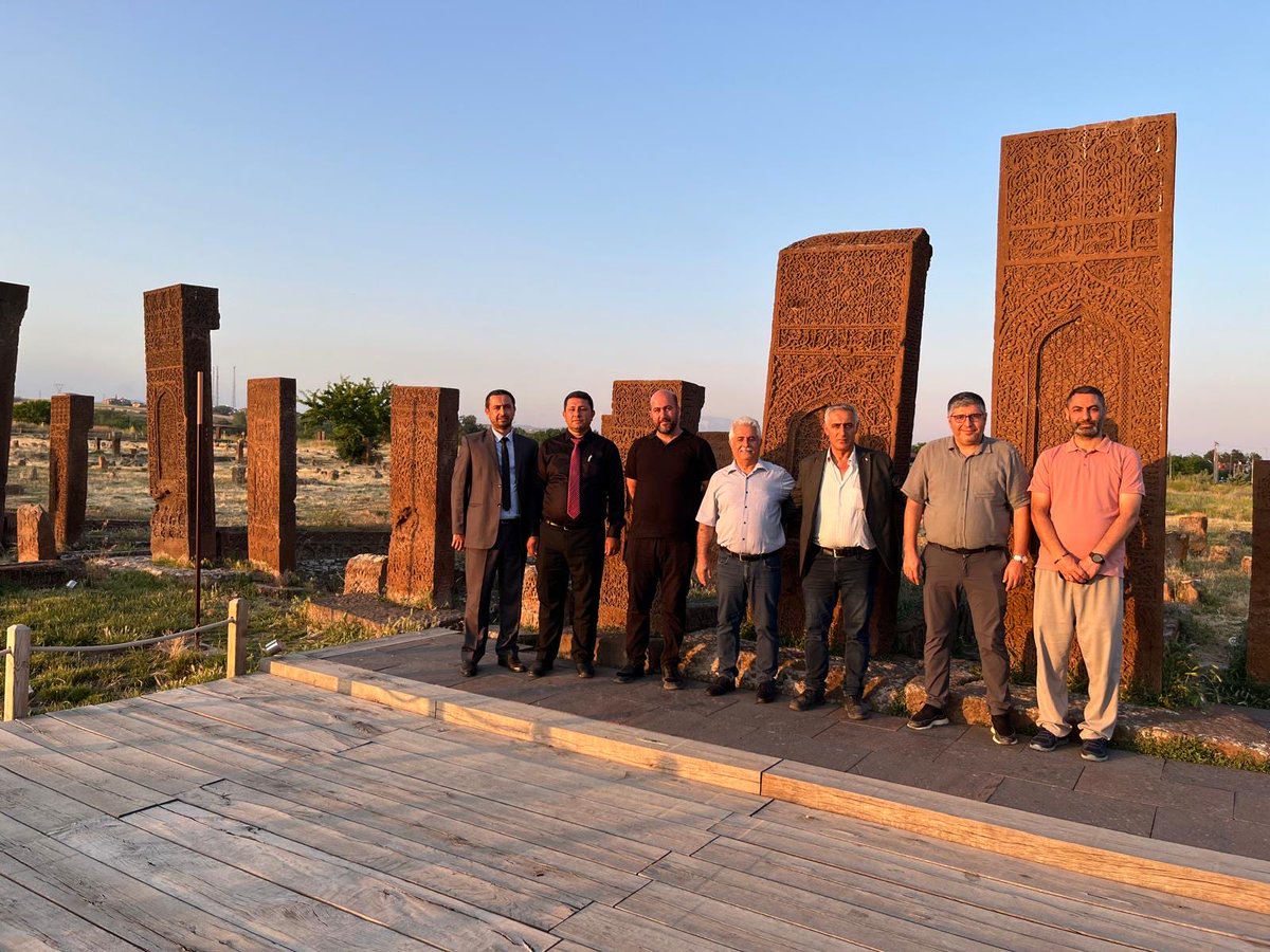 hurtarimorman's tweet photo. VAN’DA HÜRRİYETÇİ SENDİKACILIĞIN AYAK SESLERİ

Genel Başkanımız Muzaffer GENÇ, Genel Başkan Yardımcılarımız Süleyman AYBEK, Harun KAVUŞ ve Mustafa KUTLU ile birlikte Van’da kapsamlı saha ziyaretleri gerçekleştirdik.

Program kapsamında;

📍 Van İl Tarım ve Orman Müdürlüğü
📍 Tuşba İlçe Tarım ve Orman Müdürlüğü
📍 Edremit İlçe Tarım ve Orman Müdürlüğü
📍 Muradiye İlçe Tarım ve Orman Müdürlüğü
📍 Erciş İlçe Tarım ve Orman Müdürlüğü
📍 Van Gıda Kontrol Laboratuvar Müdürlüğü

ziyaret edilerek çalışma arkadaşlarımızla bir araya geldik.

Gerçekleştirdiğimiz ziyaretlerde sendikal anlayışımızı, hedeflerimizi ve kamu çalışanlarının ortak sorunlarına yönelik çözüm önerilerimizi paylaştık. Çalışanlarımızın talep, beklenti ve önerilerini dinleyerek karşılıklı fikir alışverişinde bulunduk. Sendikamızın; emeği önceleyen, adaleti ve liyakati esas alan, şeffaf, çözüm odaklı ve ilkeli sendikacılık anlayışını bir kez daha ifade ettik. Çalışma hayatına ilişkin güncel gelişmeler, çalışanlarımızın yaşadığı sorunlar ve bunların çözümüne yönelik atılabilecek adımlar üzerine verimli değerlendirmelerde bulunduk.

Sahada gördüğümüz yoğun ilgi ve destek, ilkeli sendikacılığa duyulan özlemin ve değişim isteğinin en güçlü göstergesi olmuştur.

Nazik ev sahiplikleri ve samimi misafirperverlikleri dolayısıyla Van İl Tarım ve Orman Müdür Yardımcısı Mehmet GÜNDOĞDU’na, Van Gıda Kontrol Laboratuvar Müdürü Mehmet Sıddık ARVAS’a, önceki dönem Bitlis İl Tarım ve Orman Müdürü Fatih ASAK’a, tüm kurum amirlerimize ve bizleri içtenlikle karşılayan fedakâr çalışma arkadaşlarımıza teşekkür ediyoruz.

Programımızı, Selçuklu’nun kadim mirasını yaşatan Ahlat’ta, üyelerimizle bir araya geldiğimiz akşam yemeği programıyla tamamladık. Samimi bir atmosferde gerçekleştirilen buluşmada sendikal çalışmalarımızı değerlendirerek karşılıklı görüş alışverişinde bulunduk. Katılımları, destekleri ve Hürriyetçi mücadelemize duydukları güven için tüm üyelerimize gönülden teşekkür ediyoruz.

Aramıza katılarak mücadelemize güç veren yeni üyelerimize hoş geldiniz diyor, birlikte daha güçlü yarınlar için kararlılıkla çalışmaya devam edeceğimizi ifade ediyoruz.

Hürriyetçi Tarım Orman-Sen; emeğin, adaletin ve liyakatin adresi olmaya devam edecektir.

#HürriyetçiTarımOrmanSen #HürSen #HürriyetçiSendikacılık #İlkeliSendikacılık #Sendikacılık #Emek #Adalet #Liyakat #KamuÇalışanları #KamuPersoneli #TarımVeOrman #Tarım #Orman #Gıda #VeterinerHekim #ZiraatMühendisi #GıdaMühendisi #SuÜrünleriMühendisi #OrmanMühendisi #TeknikHizmetler #Van #Tuşba #Edremit #Muradiye #Erciş #Bitlis #Ahlat #SahaZiyareti #BirlikteGüçlüyüz #BirlikteBaşaracağız #HürSenGel #KamuSendikacılığı #ÇalışanHakları #HakMücadelesi #GüçlüSendika #TarımınSesi #LiyakatKazansın #EmeğinYanındayız