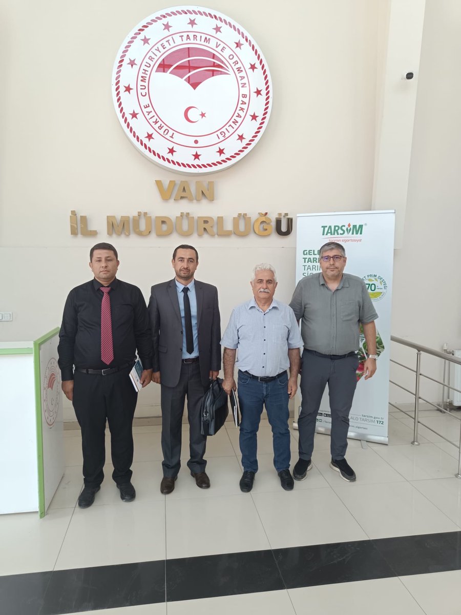hurtarimorman's tweet photo. VAN’DA HÜRRİYETÇİ SENDİKACILIĞIN AYAK SESLERİ

Genel Başkanımız Muzaffer GENÇ, Genel Başkan Yardımcılarımız Süleyman AYBEK, Harun KAVUŞ ve Mustafa KUTLU ile birlikte Van’da kapsamlı saha ziyaretleri gerçekleştirdik.

Program kapsamında;

📍 Van İl Tarım ve Orman Müdürlüğü
📍 Tuşba İlçe Tarım ve Orman Müdürlüğü
📍 Edremit İlçe Tarım ve Orman Müdürlüğü
📍 Muradiye İlçe Tarım ve Orman Müdürlüğü
📍 Erciş İlçe Tarım ve Orman Müdürlüğü
📍 Van Gıda Kontrol Laboratuvar Müdürlüğü

ziyaret edilerek çalışma arkadaşlarımızla bir araya geldik.

Gerçekleştirdiğimiz ziyaretlerde sendikal anlayışımızı, hedeflerimizi ve kamu çalışanlarının ortak sorunlarına yönelik çözüm önerilerimizi paylaştık. Çalışanlarımızın talep, beklenti ve önerilerini dinleyerek karşılıklı fikir alışverişinde bulunduk. Sendikamızın; emeği önceleyen, adaleti ve liyakati esas alan, şeffaf, çözüm odaklı ve ilkeli sendikacılık anlayışını bir kez daha ifade ettik. Çalışma hayatına ilişkin güncel gelişmeler, çalışanlarımızın yaşadığı sorunlar ve bunların çözümüne yönelik atılabilecek adımlar üzerine verimli değerlendirmelerde bulunduk.

Sahada gördüğümüz yoğun ilgi ve destek, ilkeli sendikacılığa duyulan özlemin ve değişim isteğinin en güçlü göstergesi olmuştur.

Nazik ev sahiplikleri ve samimi misafirperverlikleri dolayısıyla Van İl Tarım ve Orman Müdür Yardımcısı Mehmet GÜNDOĞDU’na, Van Gıda Kontrol Laboratuvar Müdürü Mehmet Sıddık ARVAS’a, önceki dönem Bitlis İl Tarım ve Orman Müdürü Fatih ASAK’a, tüm kurum amirlerimize ve bizleri içtenlikle karşılayan fedakâr çalışma arkadaşlarımıza teşekkür ediyoruz.

Programımızı, Selçuklu’nun kadim mirasını yaşatan Ahlat’ta, üyelerimizle bir araya geldiğimiz akşam yemeği programıyla tamamladık. Samimi bir atmosferde gerçekleştirilen buluşmada sendikal çalışmalarımızı değerlendirerek karşılıklı görüş alışverişinde bulunduk. Katılımları, destekleri ve Hürriyetçi mücadelemize duydukları güven için tüm üyelerimize gönülden teşekkür ediyoruz.

Aramıza katılarak mücadelemize güç veren yeni üyelerimize hoş geldiniz diyor, birlikte daha güçlü yarınlar için kararlılıkla çalışmaya devam edeceğimizi ifade ediyoruz.

Hürriyetçi Tarım Orman-Sen; emeğin, adaletin ve liyakatin adresi olmaya devam edecektir.

#HürriyetçiTarımOrmanSen #HürSen #HürriyetçiSendikacılık #İlkeliSendikacılık #Sendikacılık #Emek #Adalet #Liyakat #KamuÇalışanları #KamuPersoneli #TarımVeOrman #Tarım #Orman #Gıda #VeterinerHekim #ZiraatMühendisi #GıdaMühendisi #SuÜrünleriMühendisi #OrmanMühendisi #TeknikHizmetler #Van #Tuşba #Edremit #Muradiye #Erciş #Bitlis #Ahlat #SahaZiyareti #BirlikteGüçlüyüz #BirlikteBaşaracağız #HürSenGel #KamuSendikacılığı #ÇalışanHakları #HakMücadelesi #GüçlüSendika #TarımınSesi #LiyakatKazansın #EmeğinYanındayız