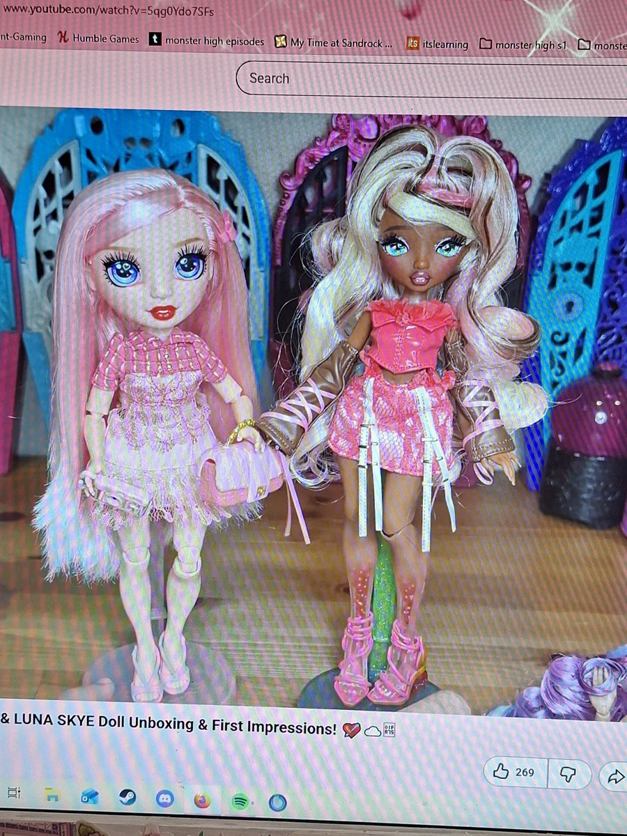 loneIydreams's tweet photo. I'm crying rainbow high looks so bad next to mirror mi https://t.co/Lf7cKXFwS2