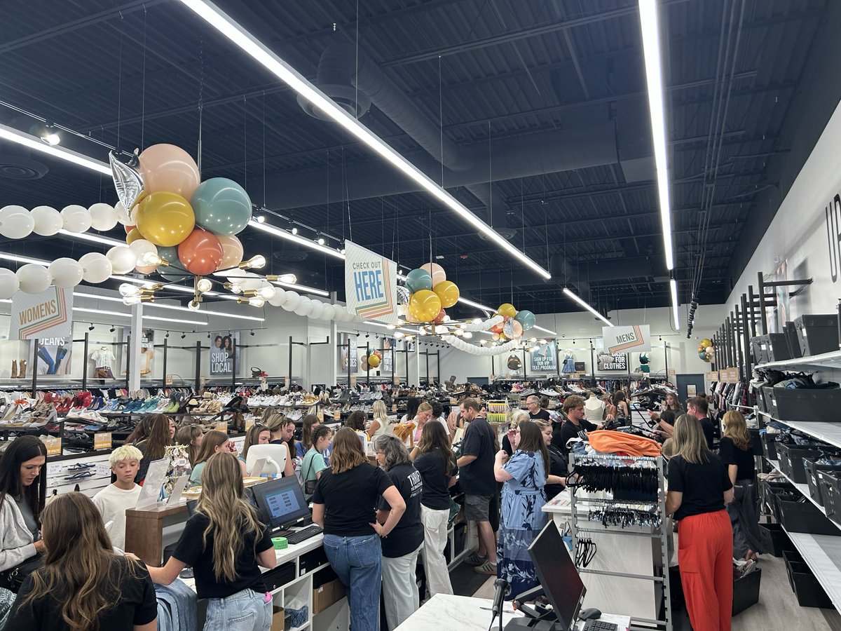 zachdgordon's tweet photo. We’re live at the grand opening of Uptown Cheapskate St. George!

Community turnout is fantastic - hundreds of people showing up, many leaving with piles of clothes.

This is the 1st store for Phil, Des, Clark and Lisa Dana. Two brothers and sisters-in-law that make an incredible team.

Rare combo of easygoing and action-oriented. And so cool to see families working together.

Couldn’t be more excited for them!