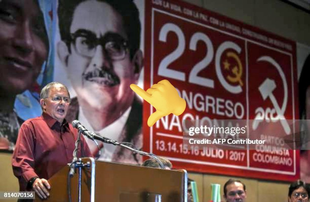 Truepolitics10's tweet photo. Si la gente que sale con banderas Nazis claramente es Nazi entonces la gente que sale con la Oz y el martillo de la bandera comunista en un congreso comunista obviamente es comunista, no? 

eso es lo que no me gusta de la izquierda colombiana un sin sentido constante https://t.co/mwfJr5j5xr