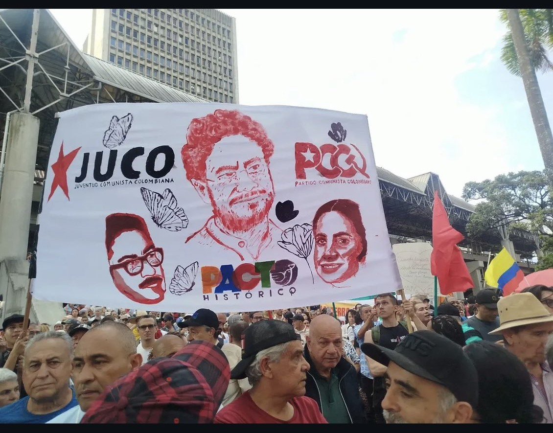 Truepolitics10's tweet photo. Si la gente que sale con banderas Nazis claramente es Nazi entonces la gente que sale con la Oz y el martillo de la bandera comunista en un congreso comunista obviamente es comunista, no? 

eso es lo que no me gusta de la izquierda colombiana un sin sentido constante https://t.co/mwfJr5j5xr